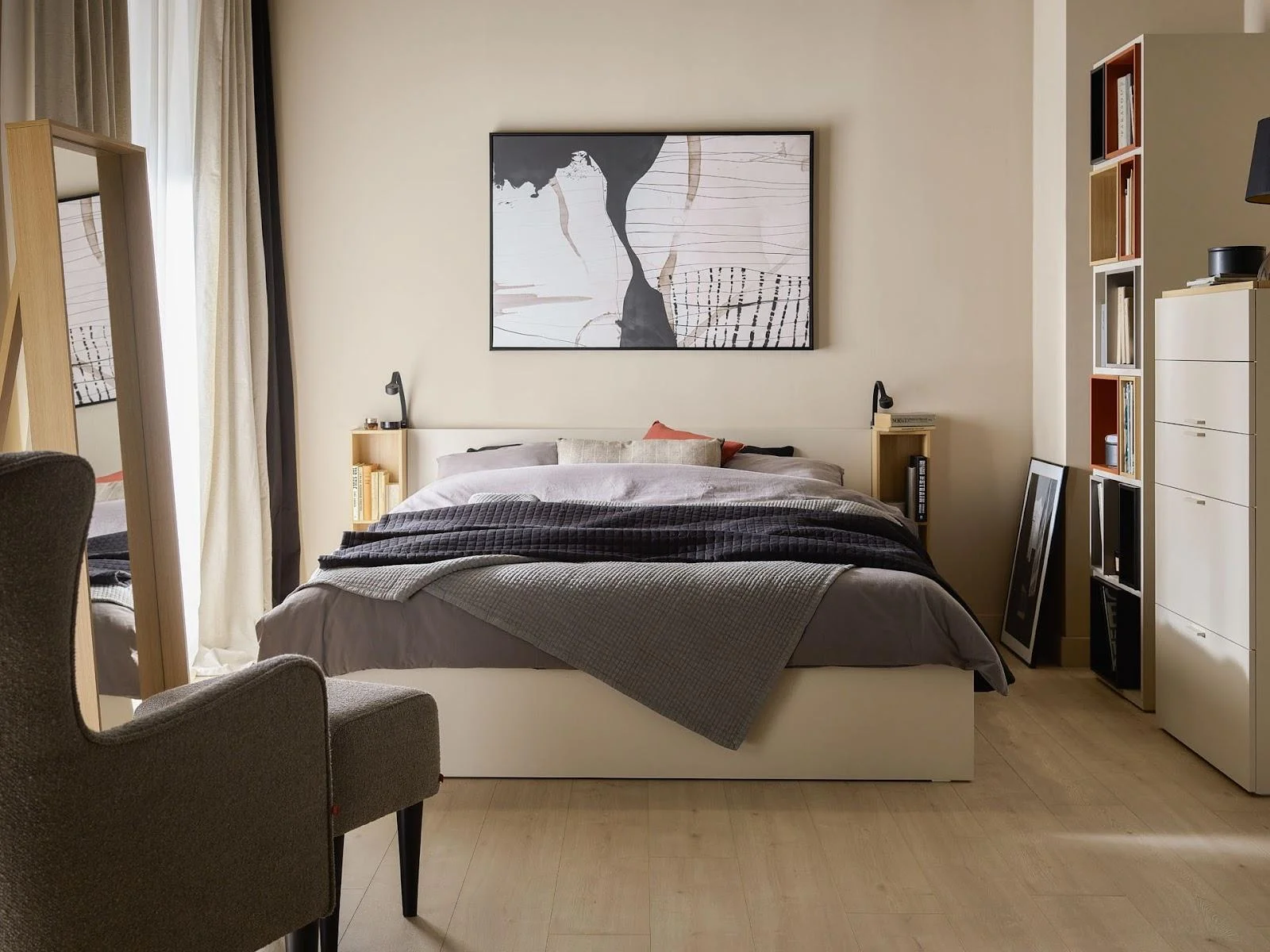 Dwuosobowe beżowe łóżko w beżowej sypialni 
